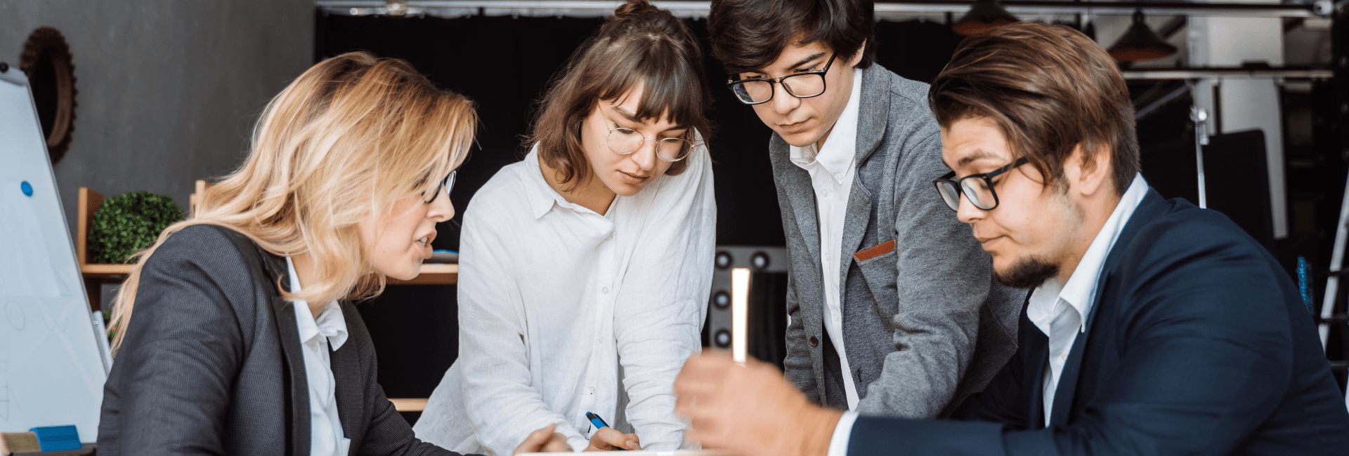 Ein Team plant gemeinsam ein digitales Projekt